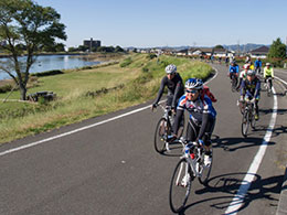 朝比奈川沿いを走る