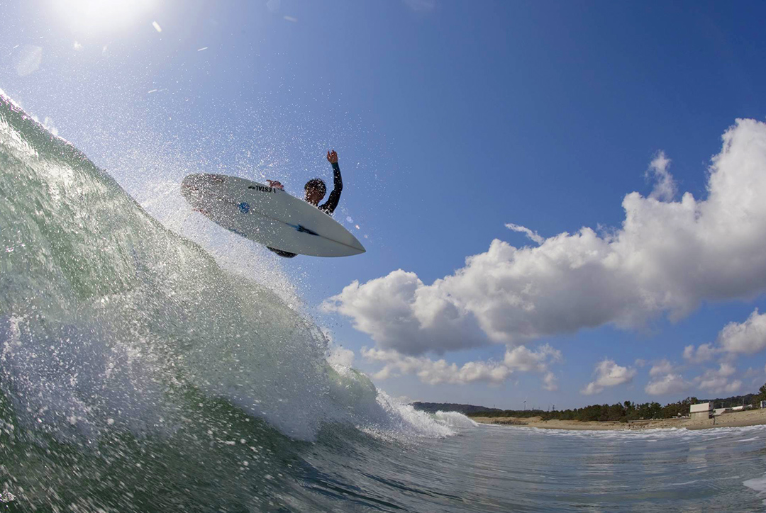 静波海岸のサーフィン