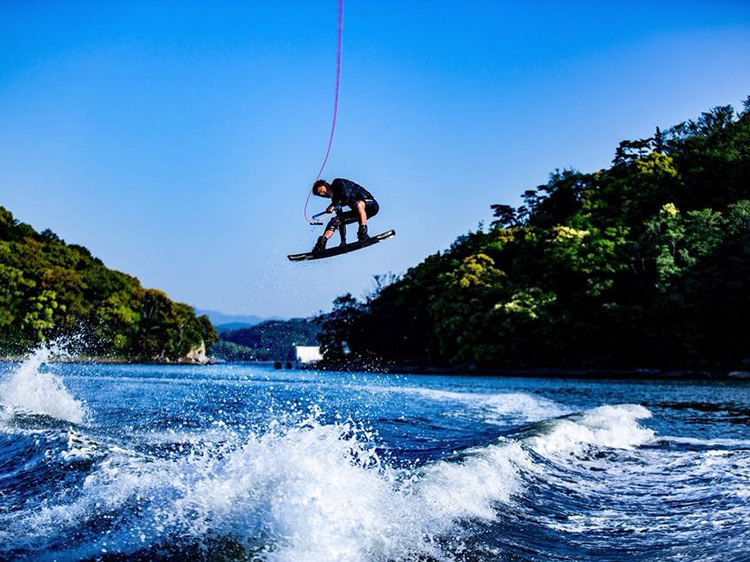 浜名湖オーシャンマリーナのウェイクボード 浜名湖オーシャンマリーナのエキサイティングなウェイクボードの様子